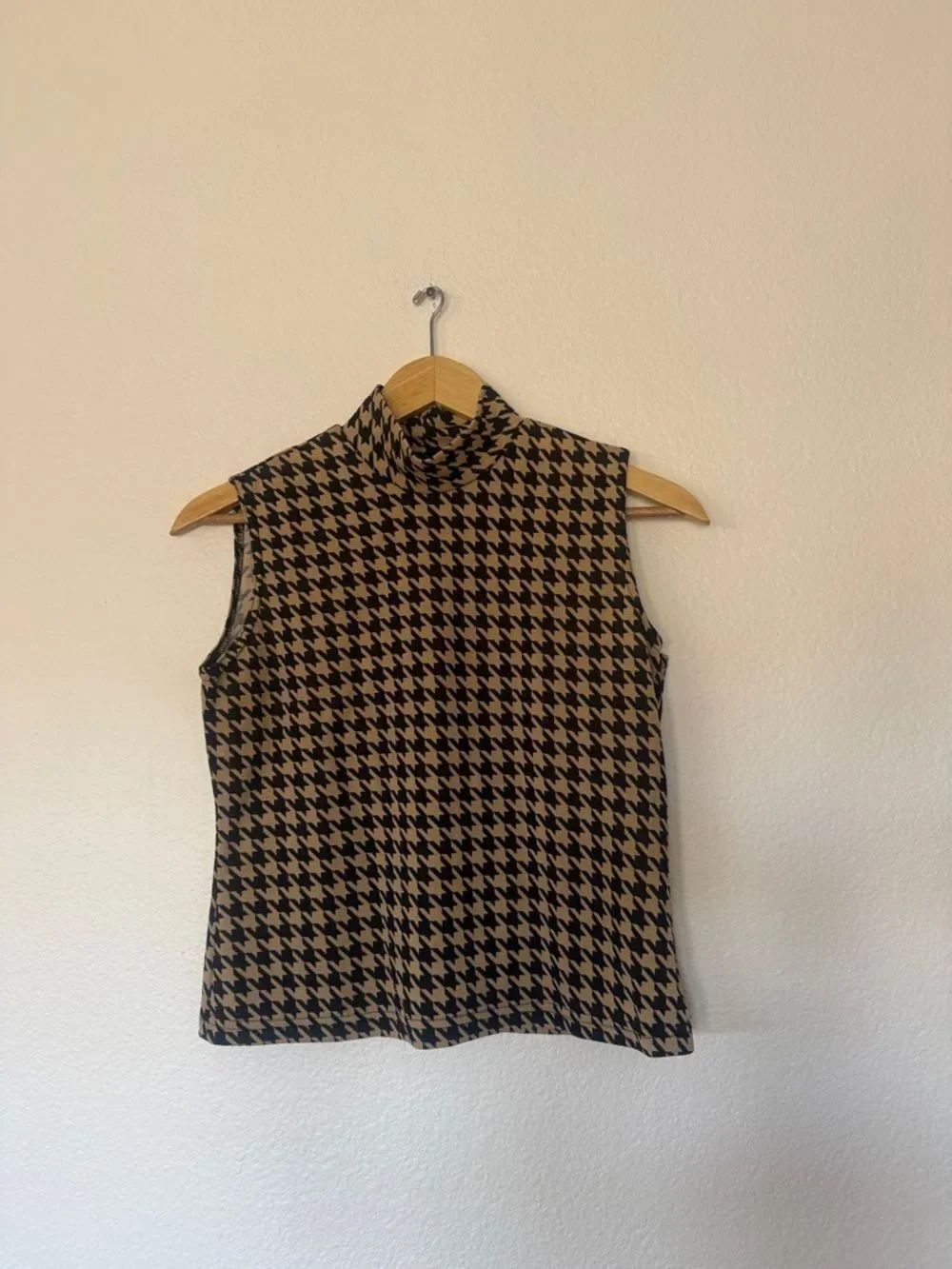 Worthington Sleeveless Mock Neck Tank in Black and Tan Houndstooth